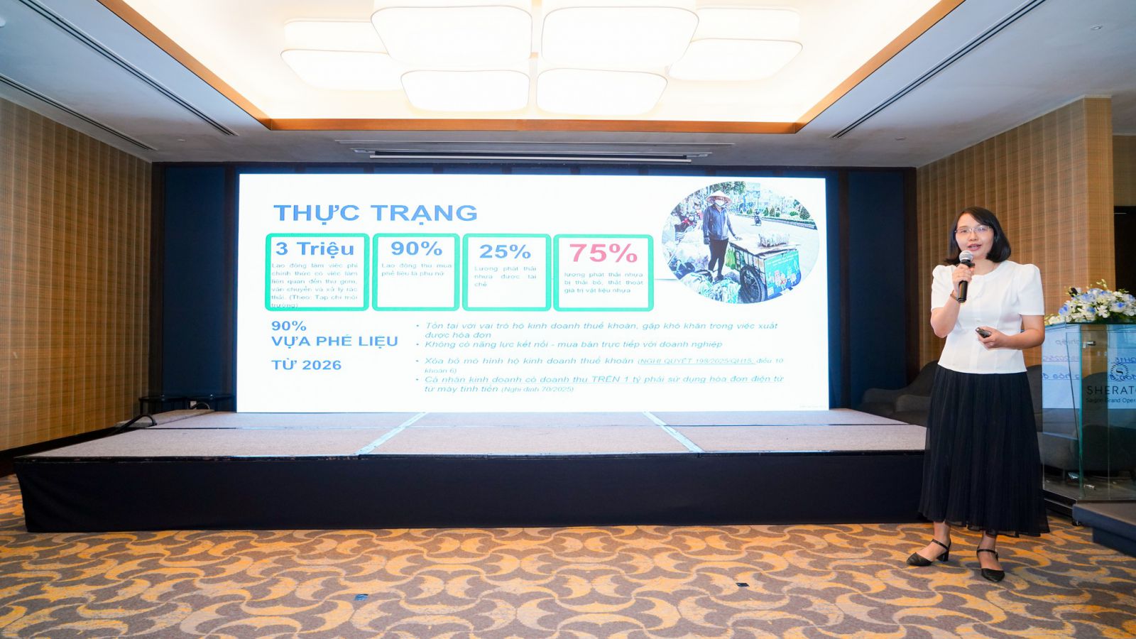 Có thể là hình ảnh về 1 người, cái bục và văn bản cho biết 'VECA VECA- VE CHAI Nàng cao 2021 2025 0910 trỏ phụ nu trong chuc 473%- THU MUA CIA TUNG G NGHỆ phế liệu Arete เ IU CHALPET HE BEDA 0O 4 HE He - BAbl E httpa/www...a.up wwwi.e.a.cm はちP hitps 180 4 enmbt'