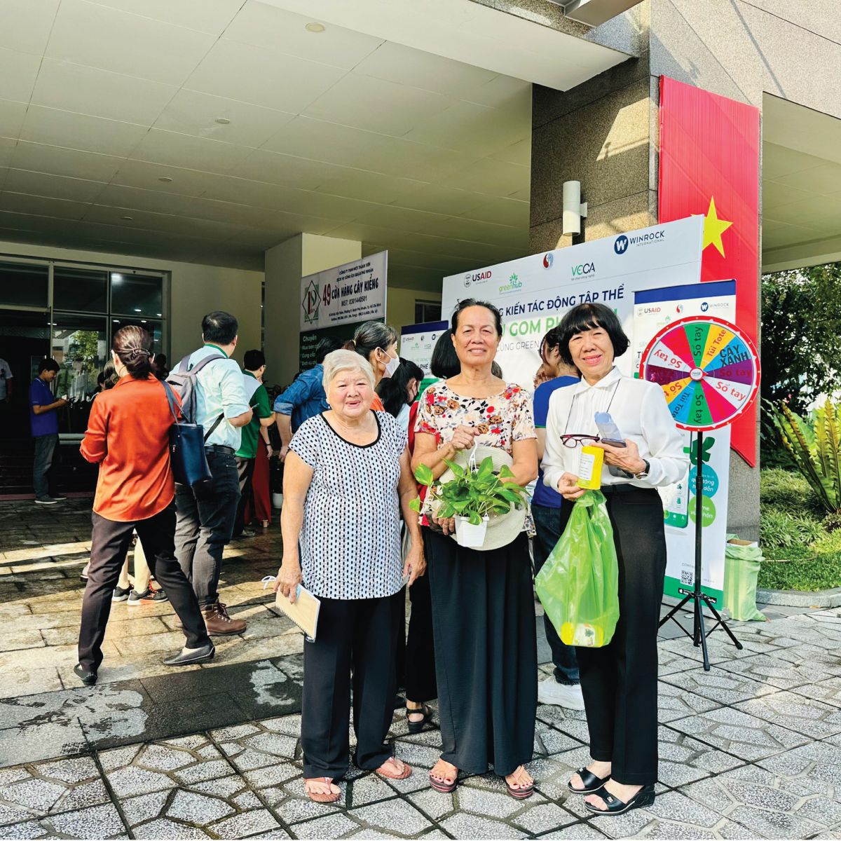 Hình ảnh người dân tham gia và nhận quà tại sự kiện ở quận Phú Nhuận